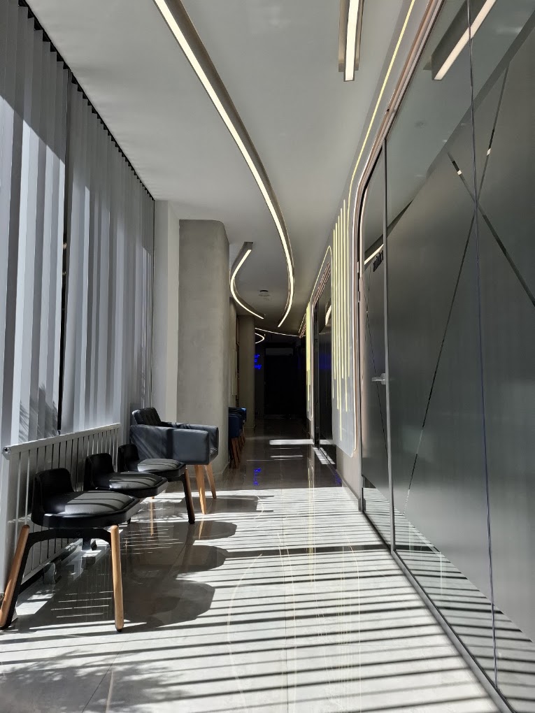 Welldent kliniğinin gün ışığı alan modern koridoru