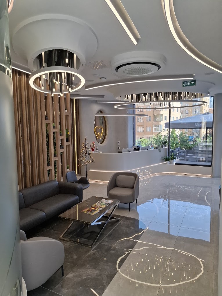 Welldent’in aydınlık hasta bekleme alanı
