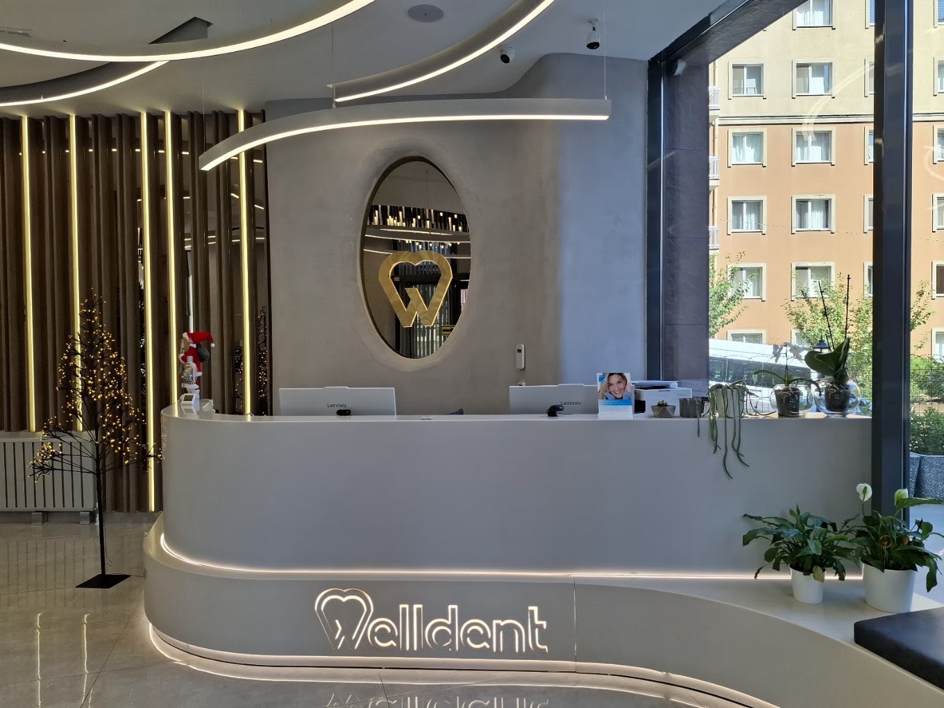 Welldent’in yenilenen karşılama bankosu ve bekleme alanı